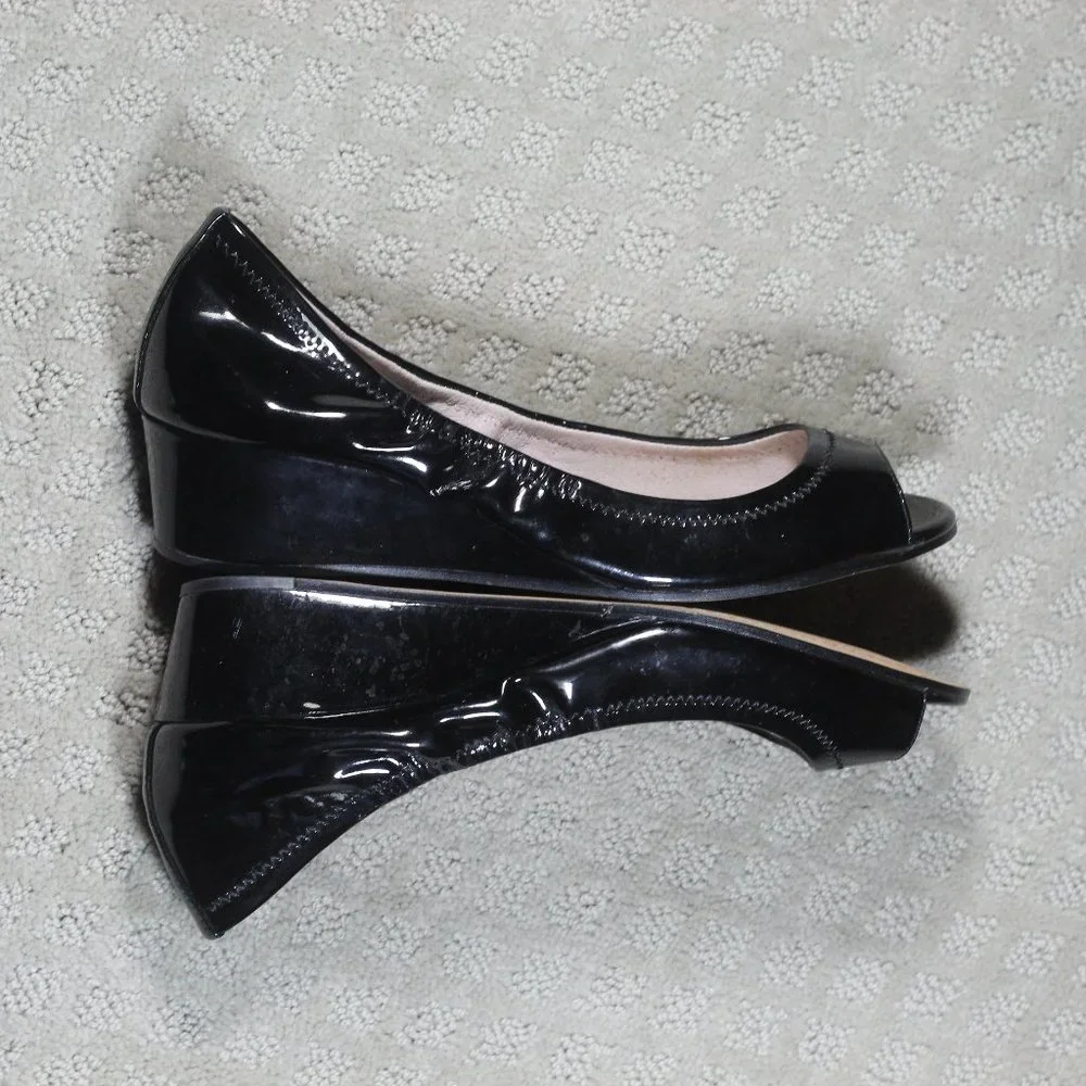 NWOT Vince Camuto Size 8.5M Black Patent Leather Ryssa Peep Toe Wedge 1.5
